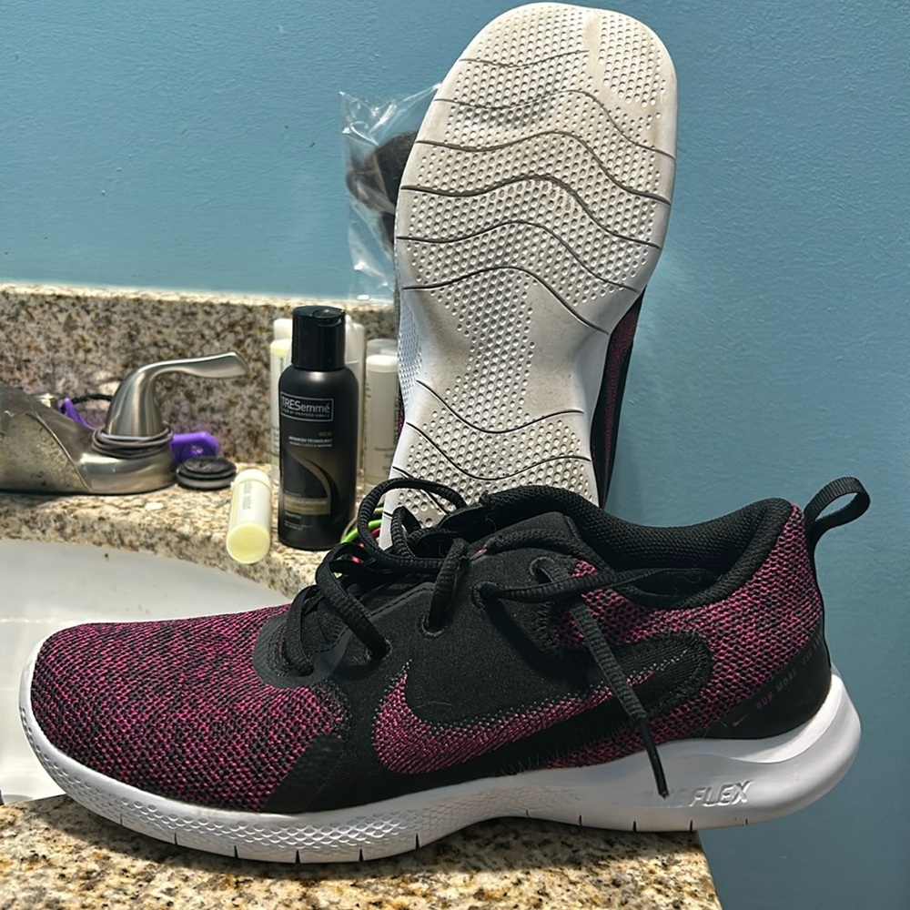 Nike Flex Experience Run Women's Size 10 Black Heat and Fireberry barely used